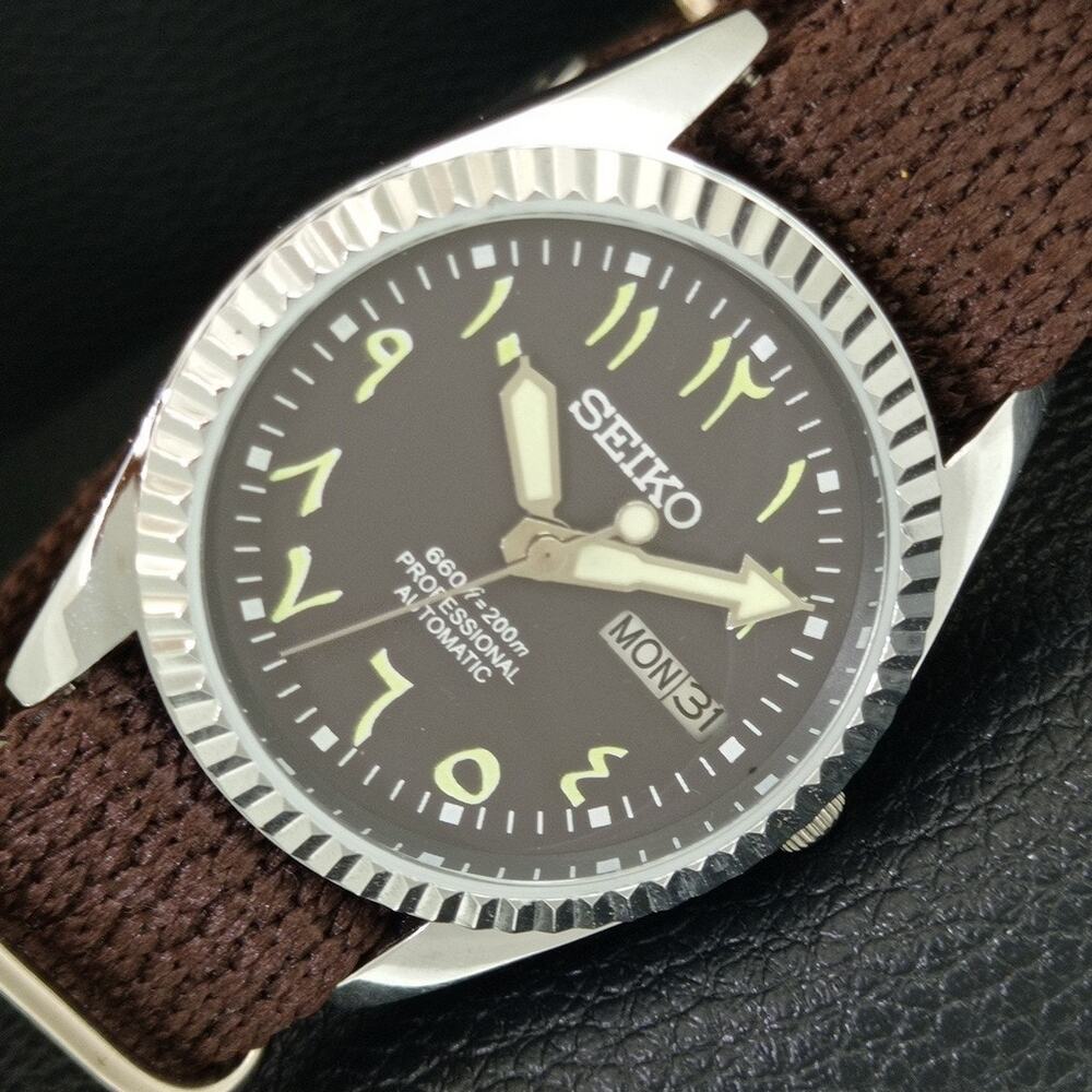 Vintage 1977 Seiko Automatic Mens Silver Watch W/daydate & Green accents